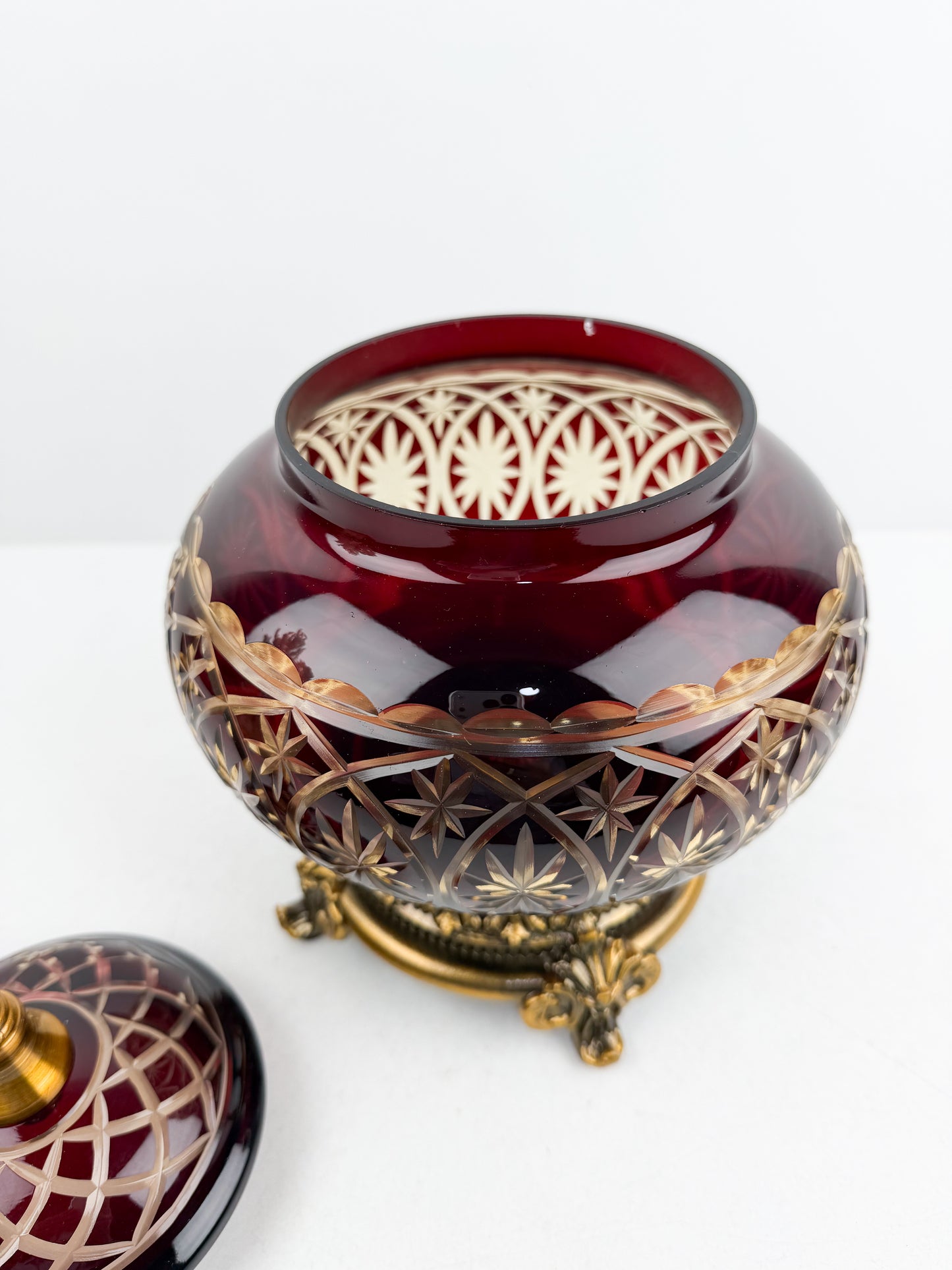 Bonbonnière décorative rouge rubis sur pied en bronze massif