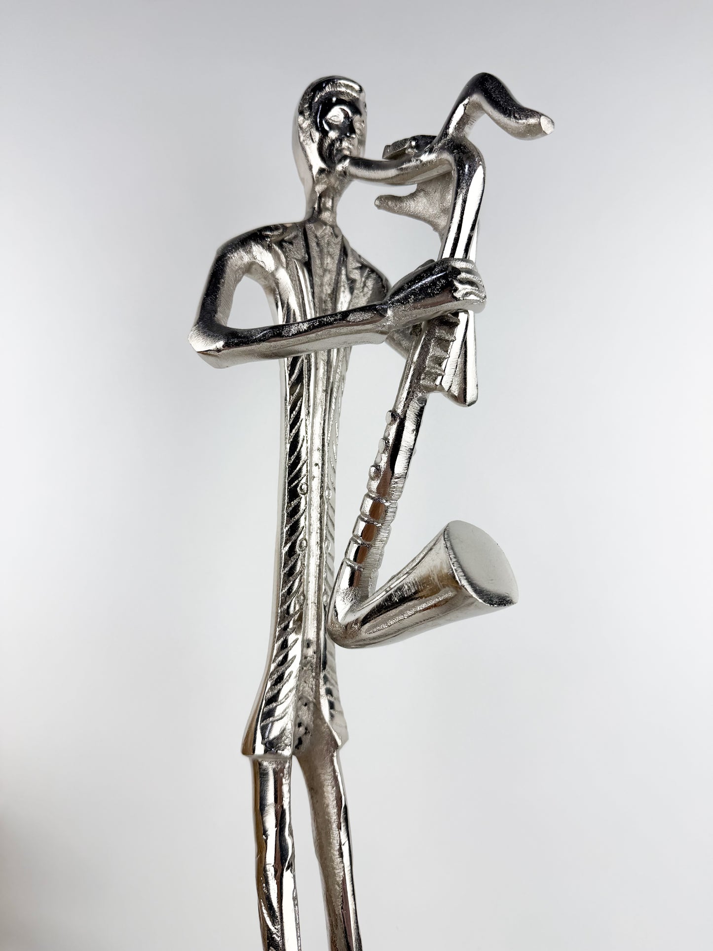 Figurine musicien de saxophone argentée en métal
