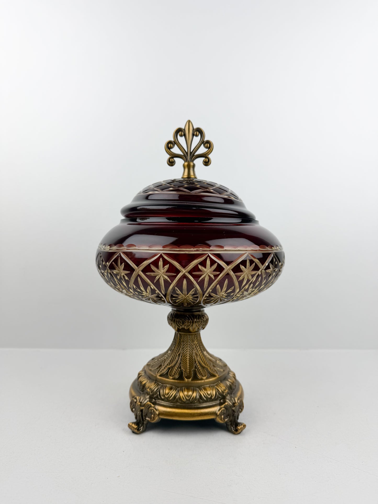 Bonbonnière décorative rouge rubis sur pied en bronze massif