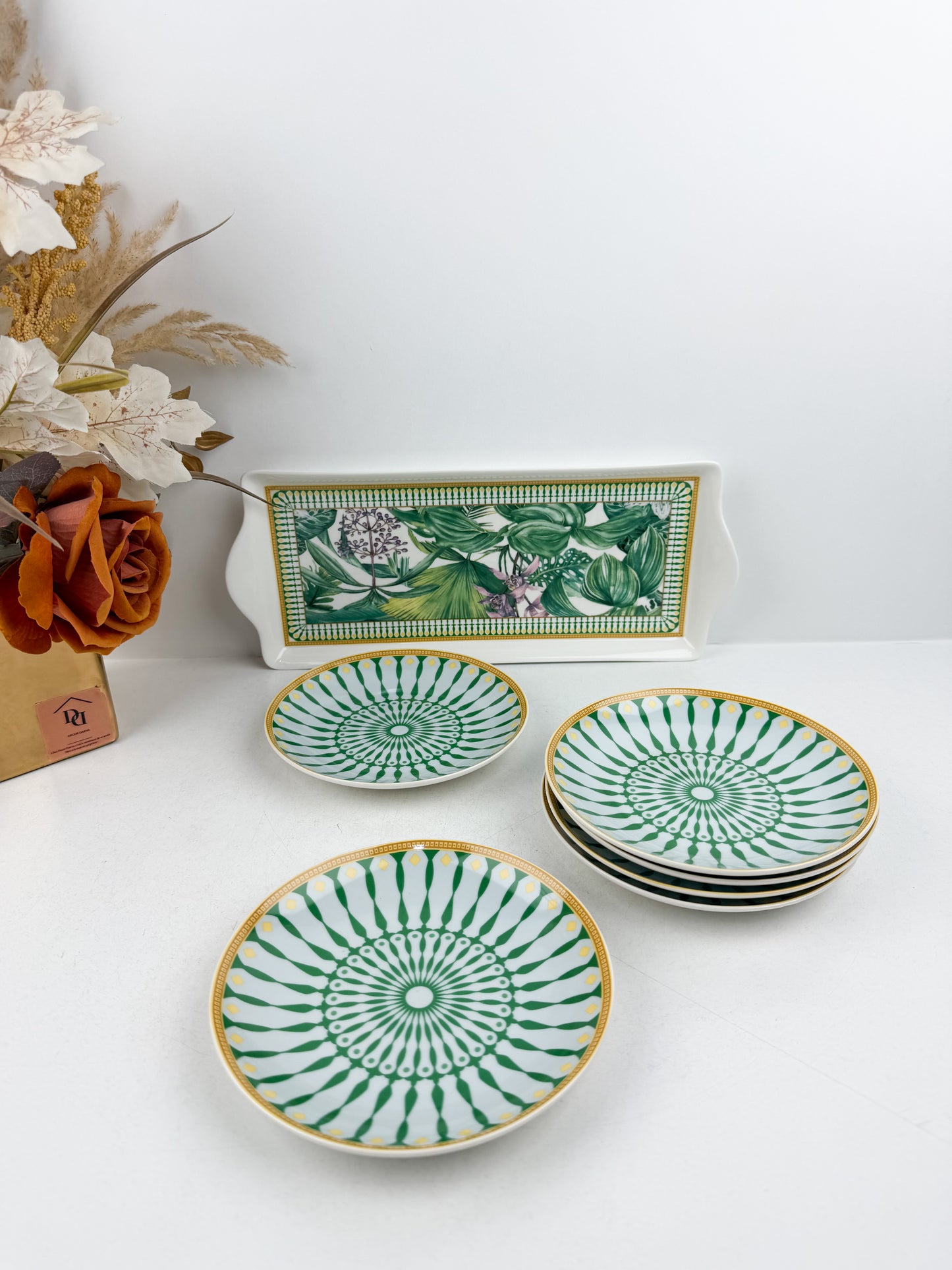 Grande assiette de service accompagnée de six assiettes assorties de motifs jungle