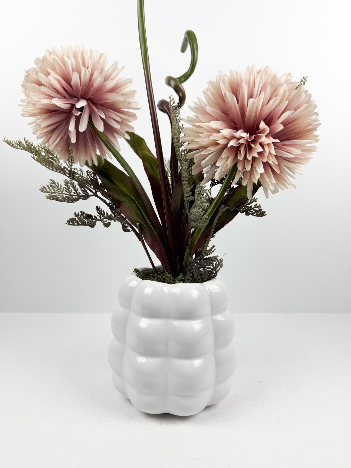 Fleurs artificielles élégantes en forme de pompons éclatantes.