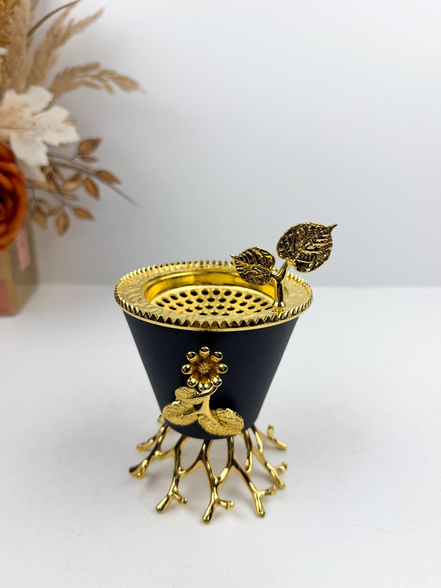 Brûleur d'encens élégant noir orné de motifs floraux