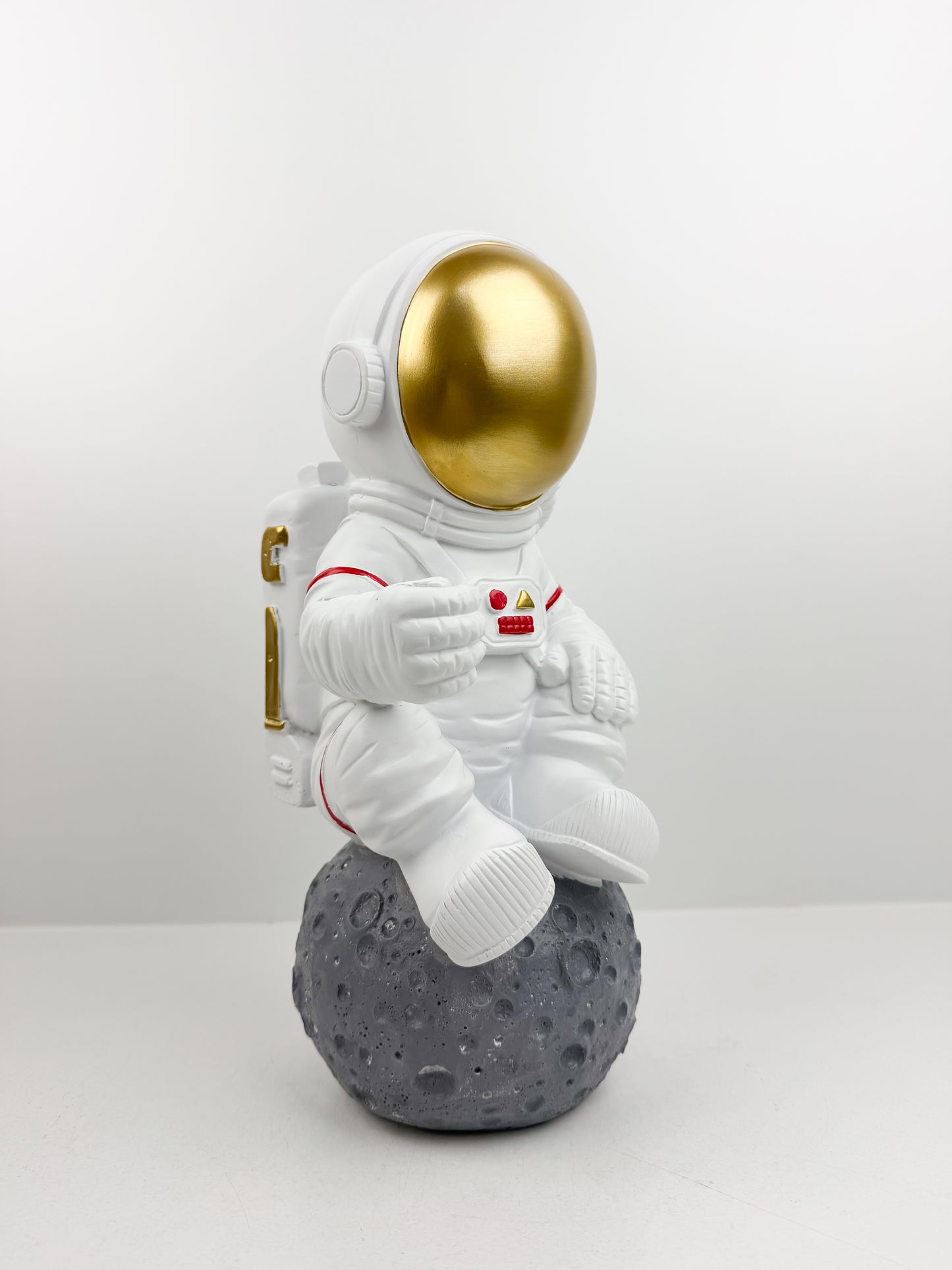 Lampe figurine décorative allie style spatial et charme ludique