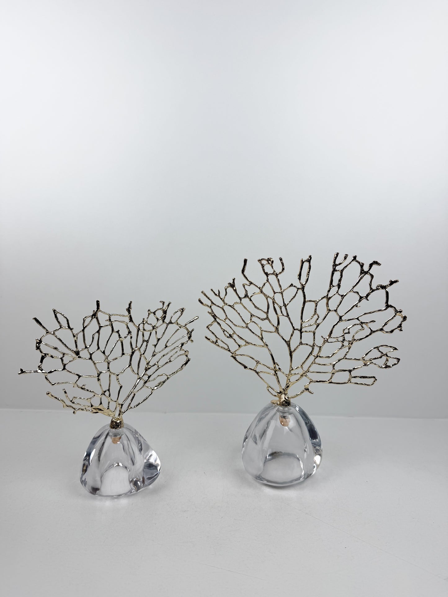 Sculpture décorative en forme d'arbre, montée sur un socle en cristal