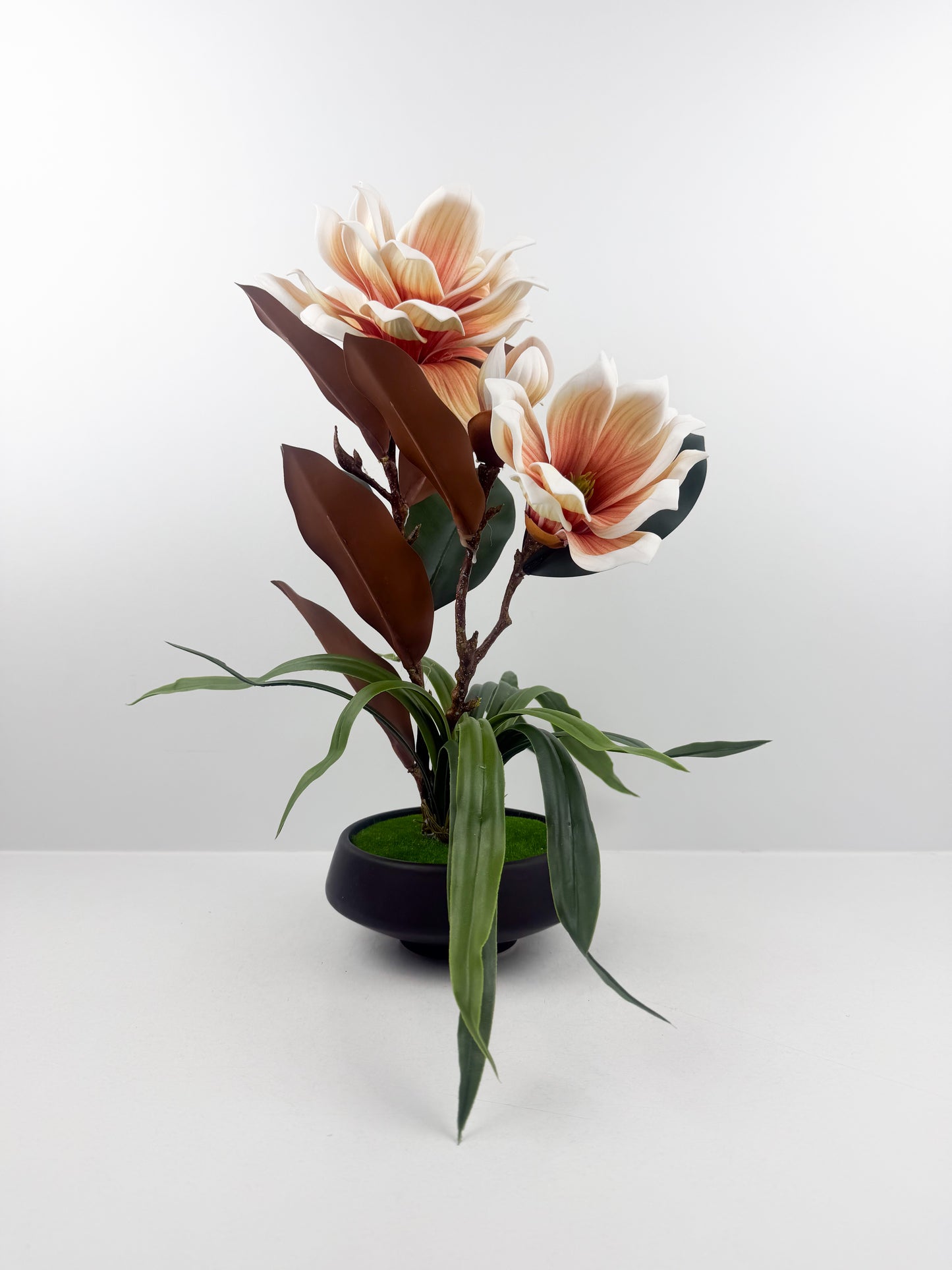 Fleurs artificielles marron haut de gamme associées à un élégant pot en céramique noir