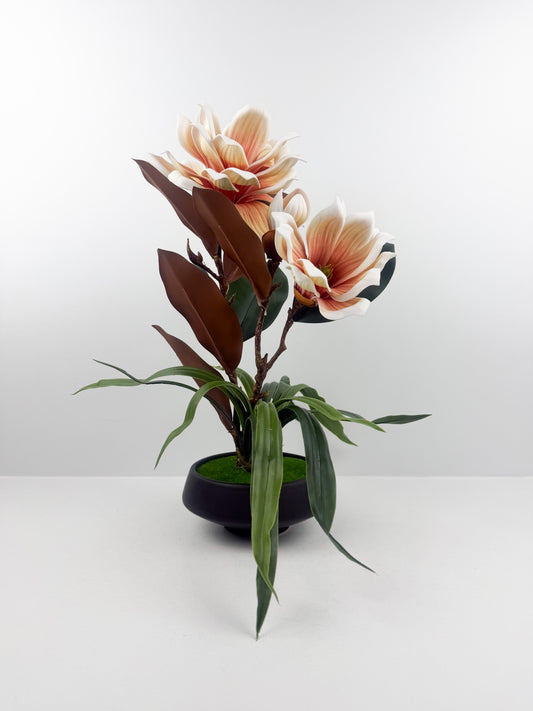 Fleurs artificielles marron haut de gamme associées à un élégant pot en céramique noir