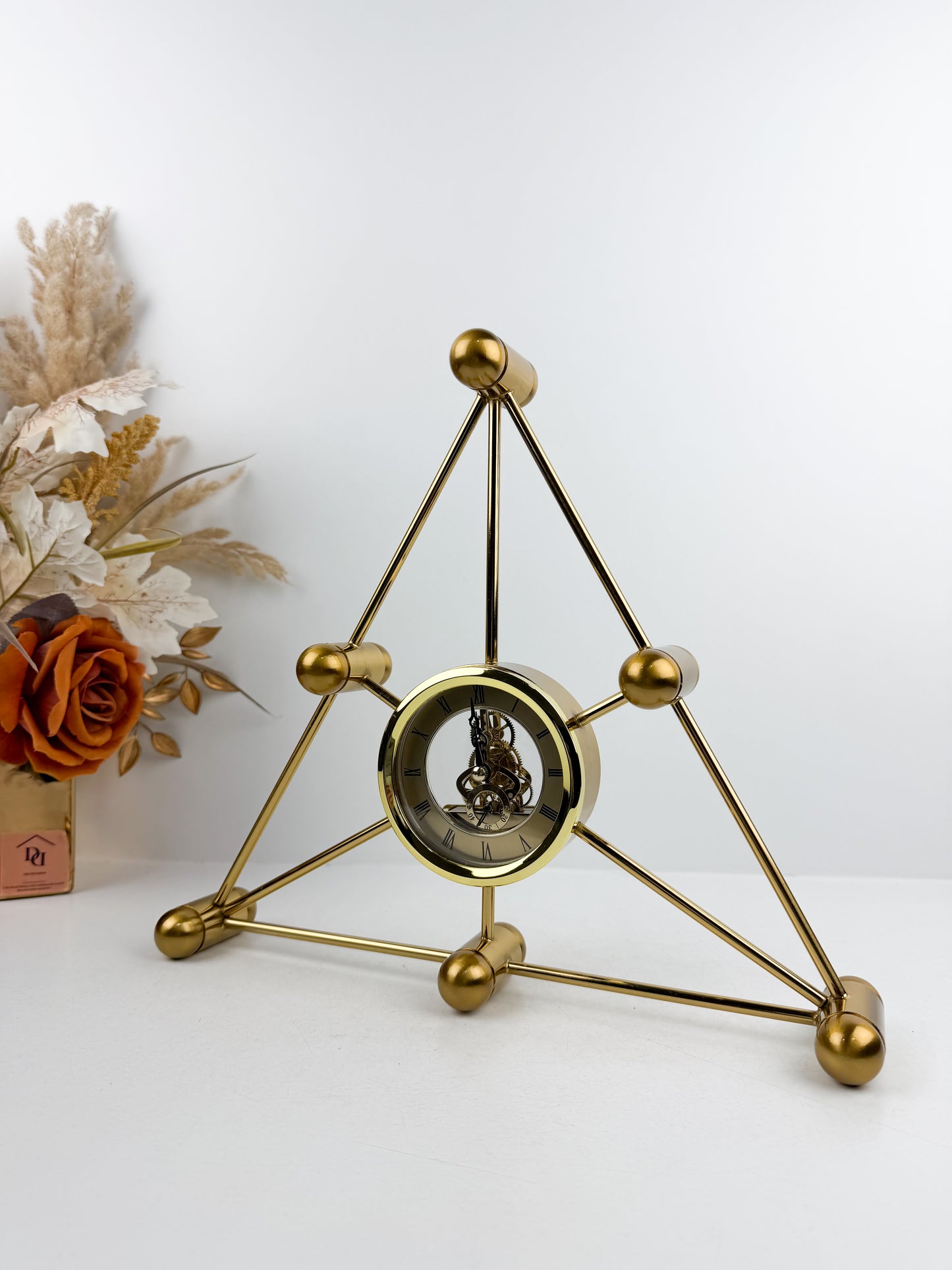 Horloge triangulaire mécanique en métal doré