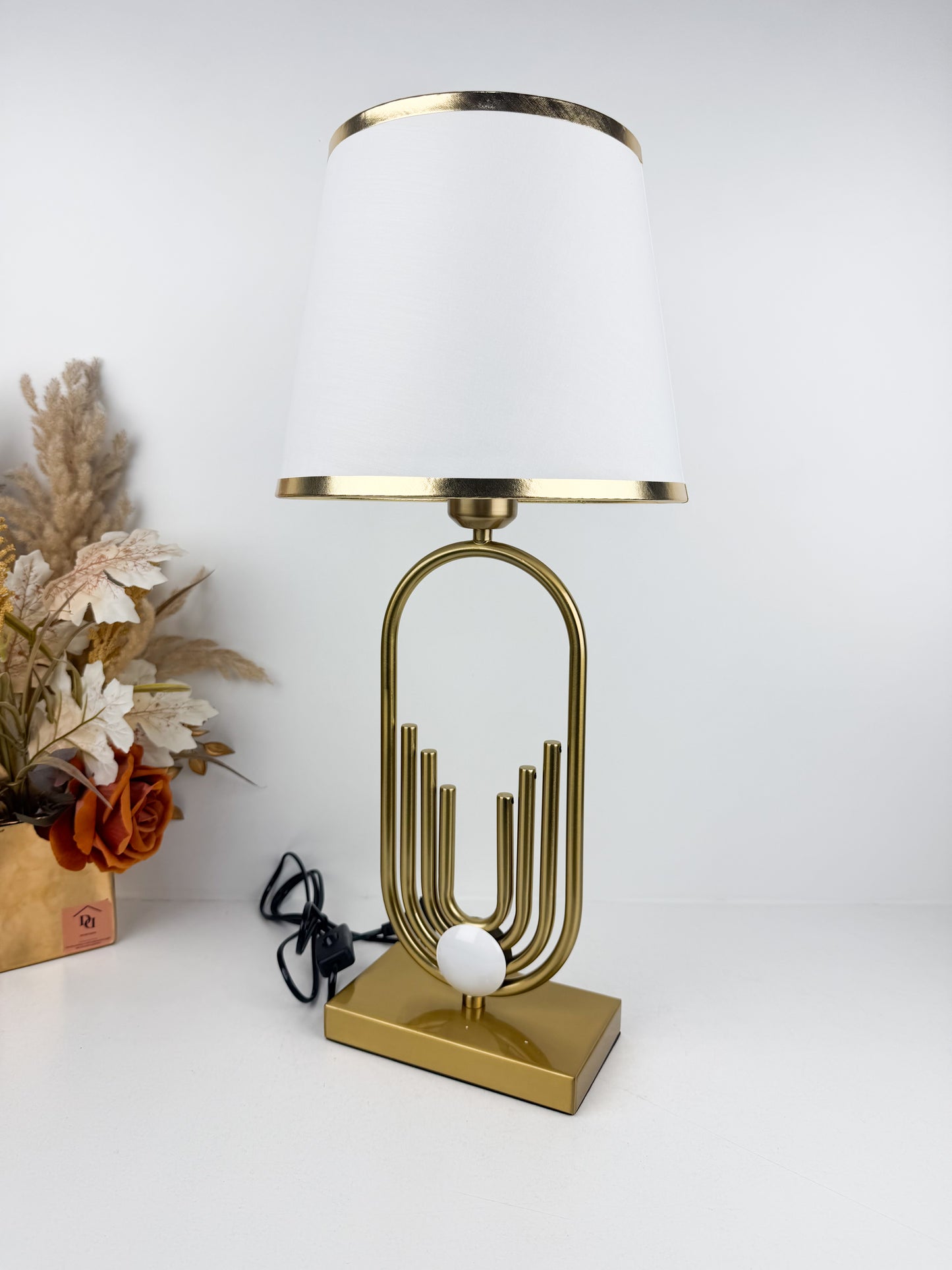 Lampe de table au design contemporain haut de gamme  métallique dorée épurée ornée d'un motif central d'anneaux