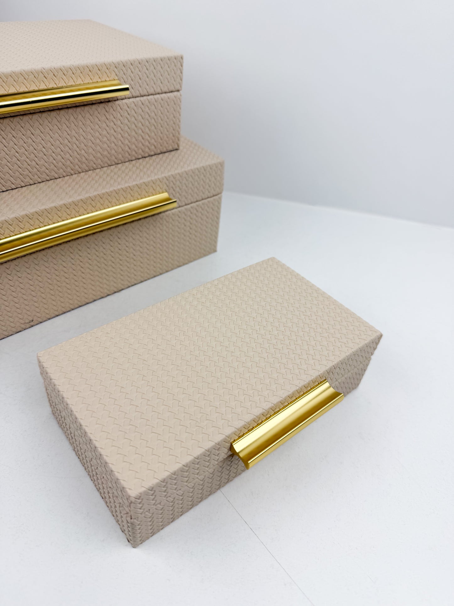 Trois boîtes de rangement superposables