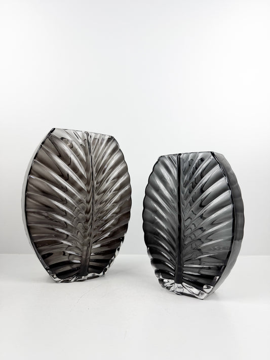 Duo de vases décoratifs gris sculptés en forme de feuille .