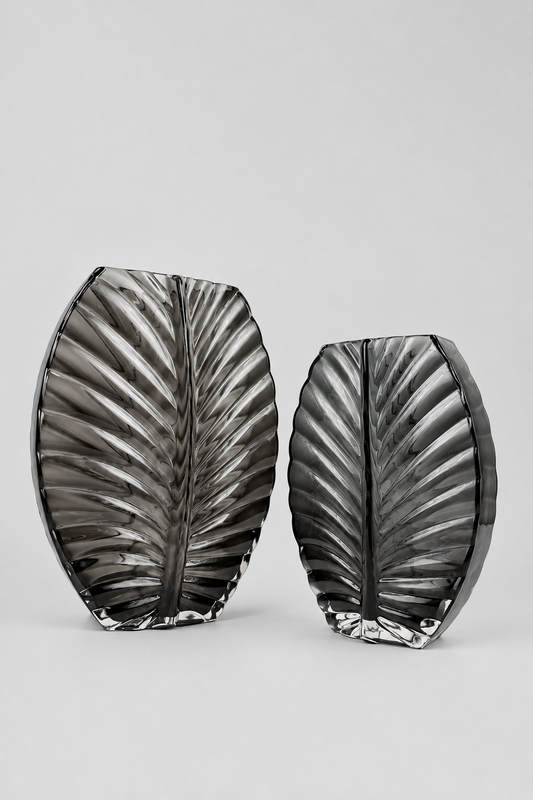Duo de vases décoratifs gris sculptés en forme de feuille .