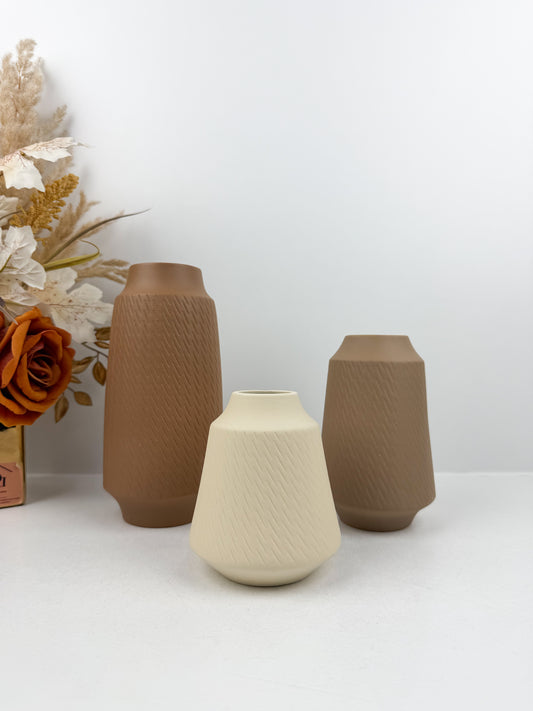 Ensemble de trois vases élégants en céramiques aux finitions mates très chic.