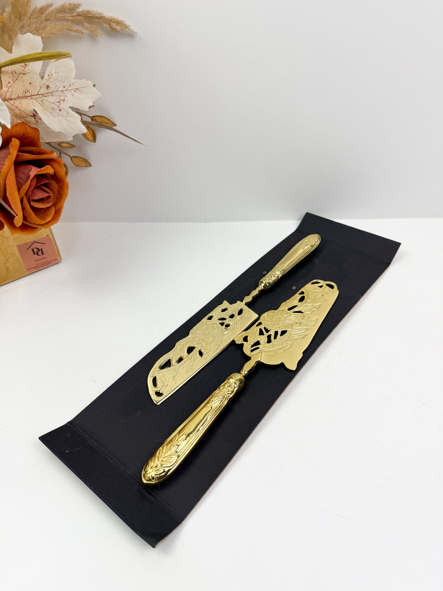 Ensemble couteau et pelle  à gâteau royal doré florale