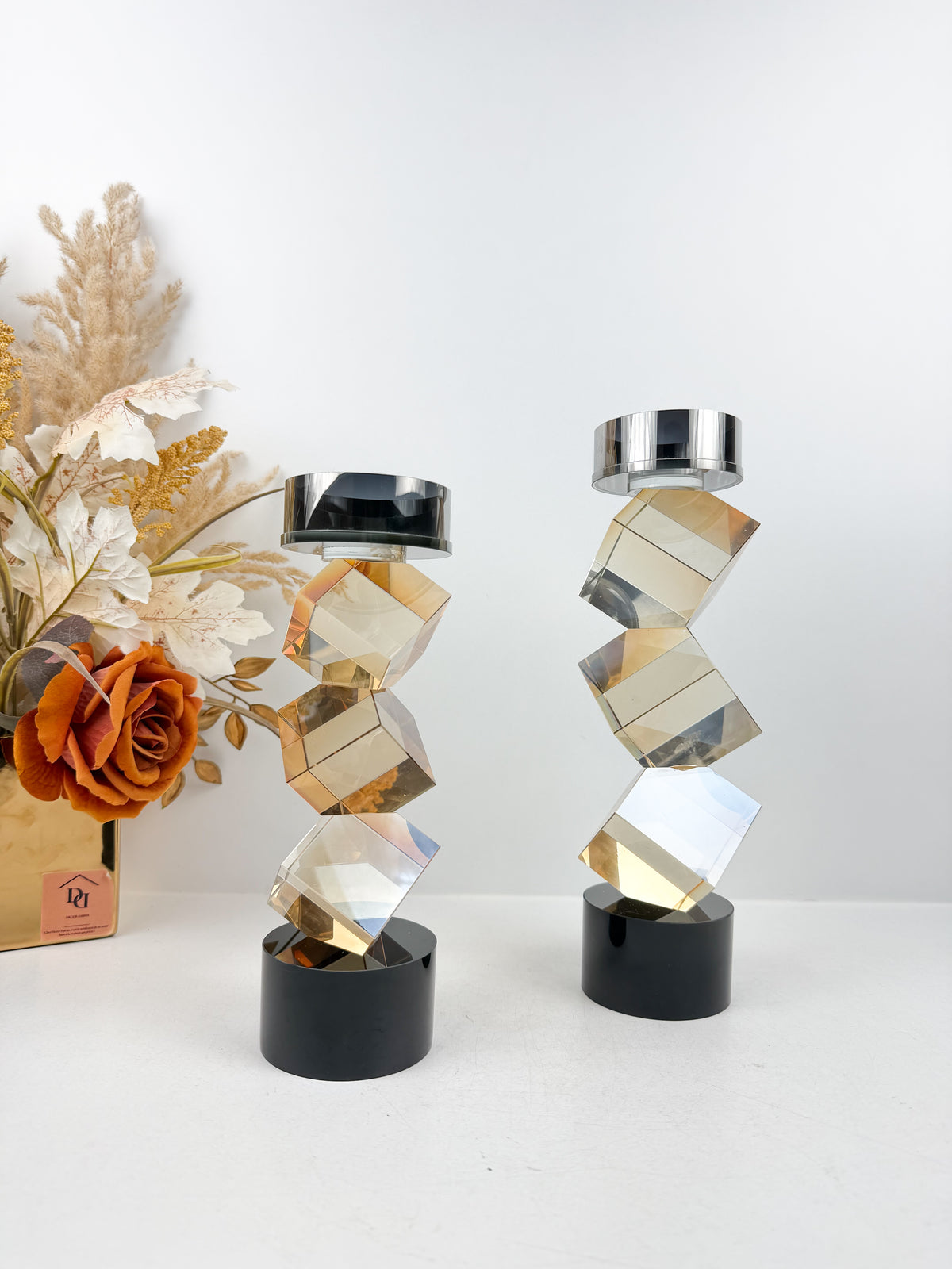 Duo de bougeoirs sculpturaux en cube cristal ambré.