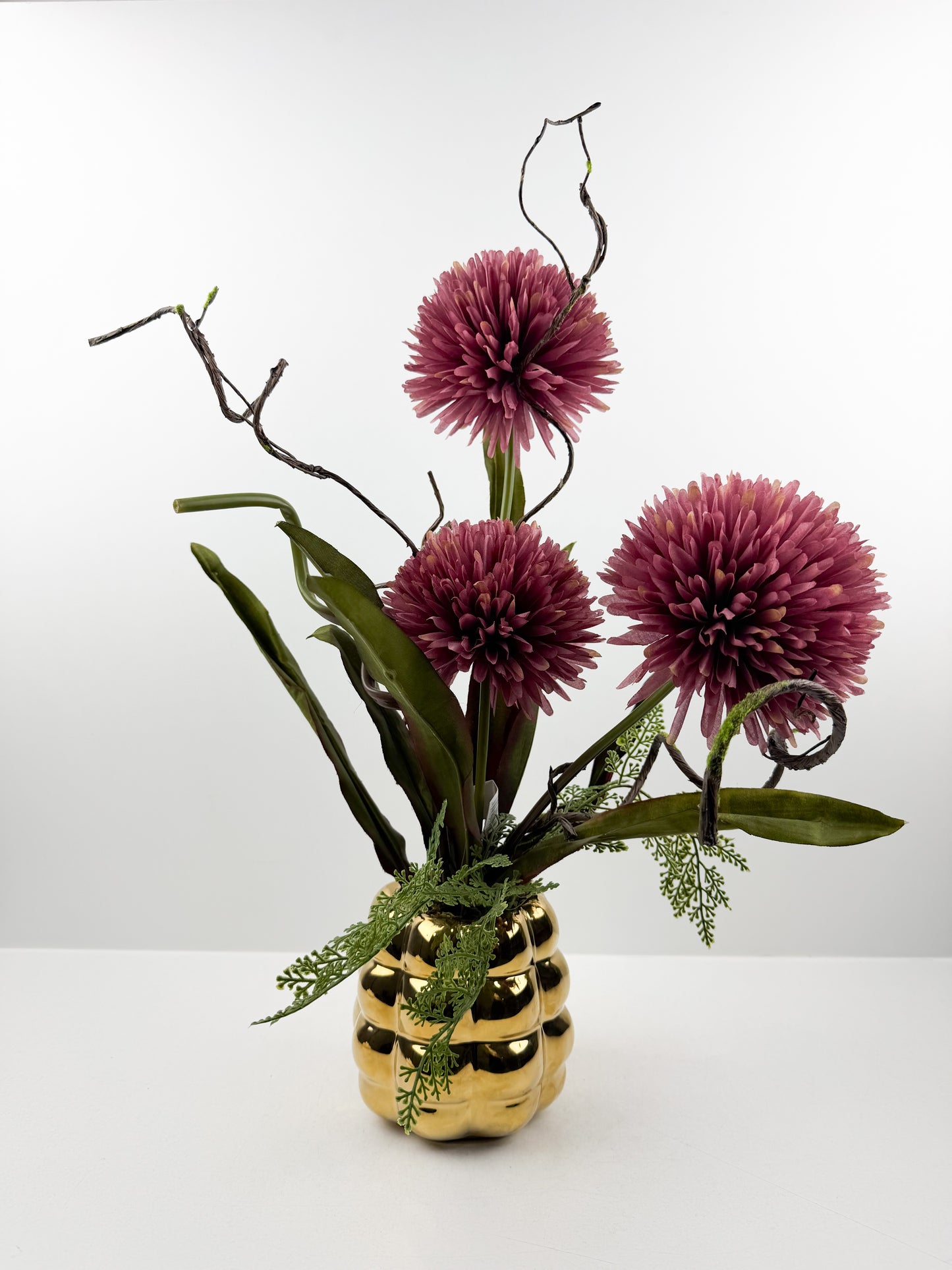 Fleurs artificielles élégantes en forme de pompons violet éclatant