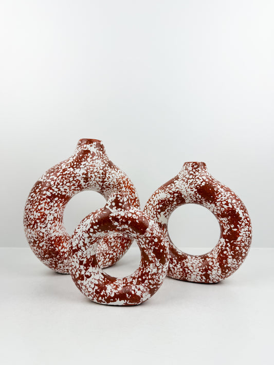 Ensemble de trois vases en céramique élégants rouges