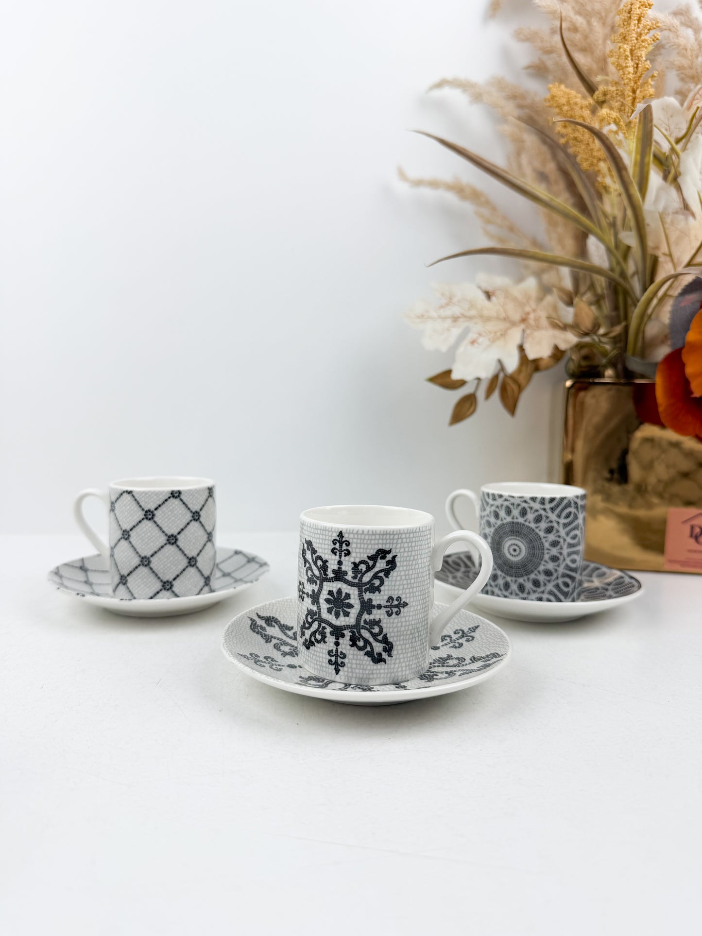 Ensemble de six tasses à expresso avec sous-tasses en céramique blanc et noir