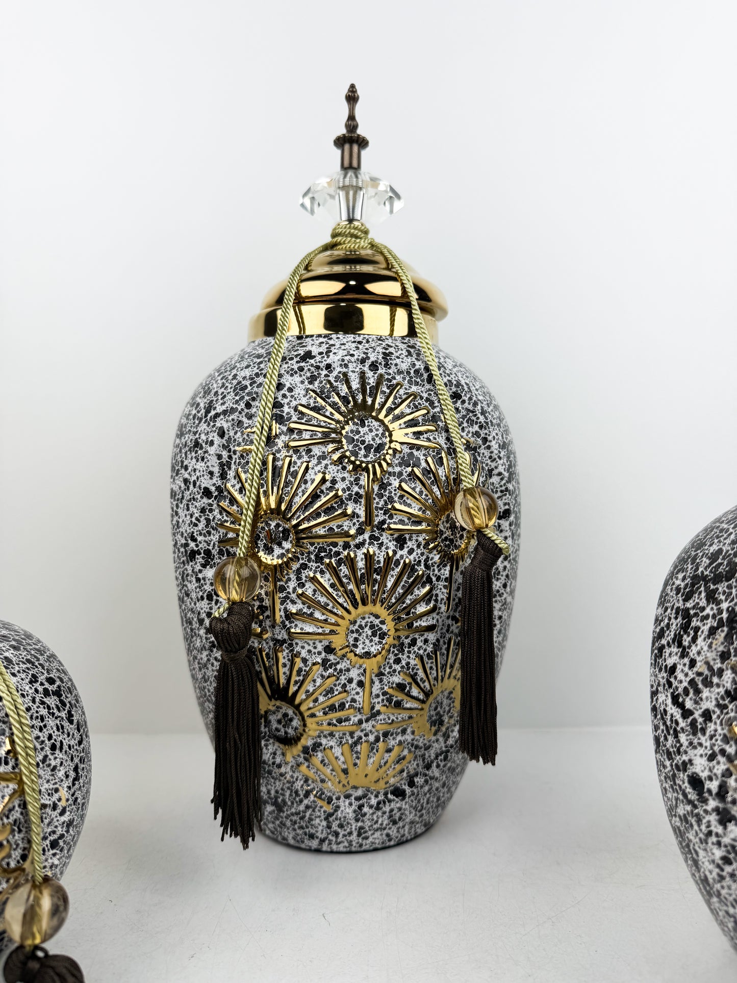 Trio de vases décoratives en céramique au design épuré traditionnelle aux motifs doré