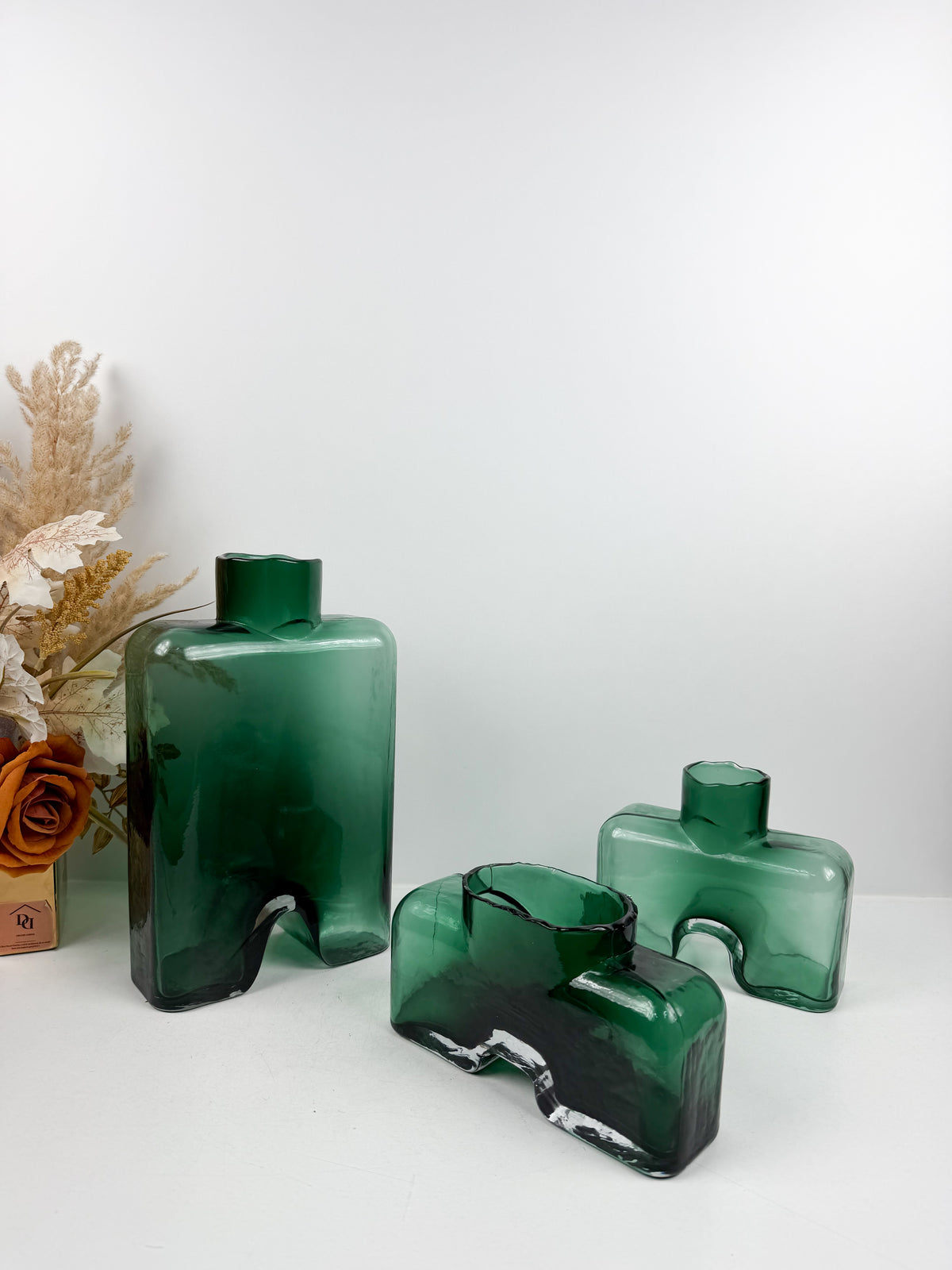 Trio de vases sculpturales géométriques et équilibrées moderne.