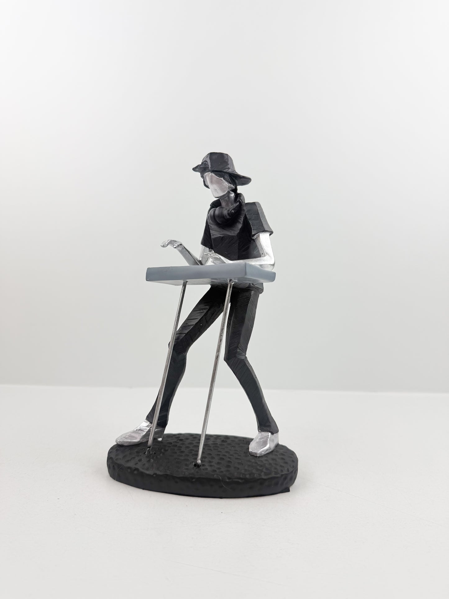 Figurine décorative représentant un musicien de piano noir
