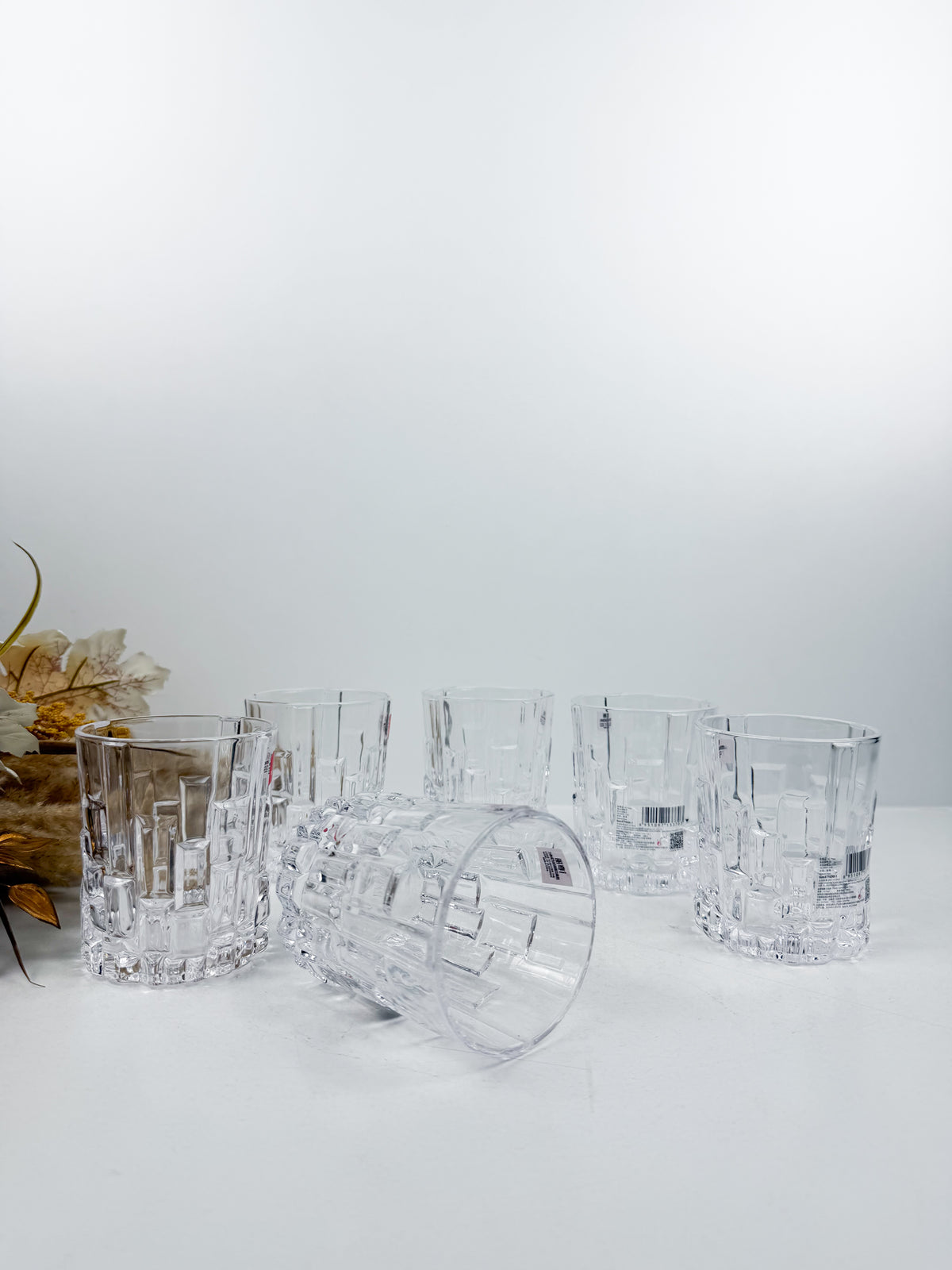 Service de six verres à thé transparents en verre ciselé à motifs géométriques en relief.