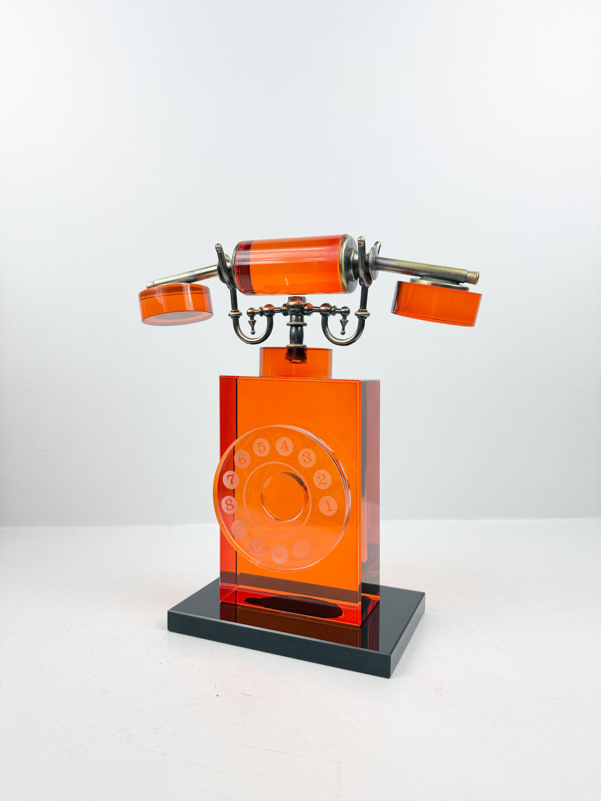 Téléphone vintage sculptural en cristal ambré.