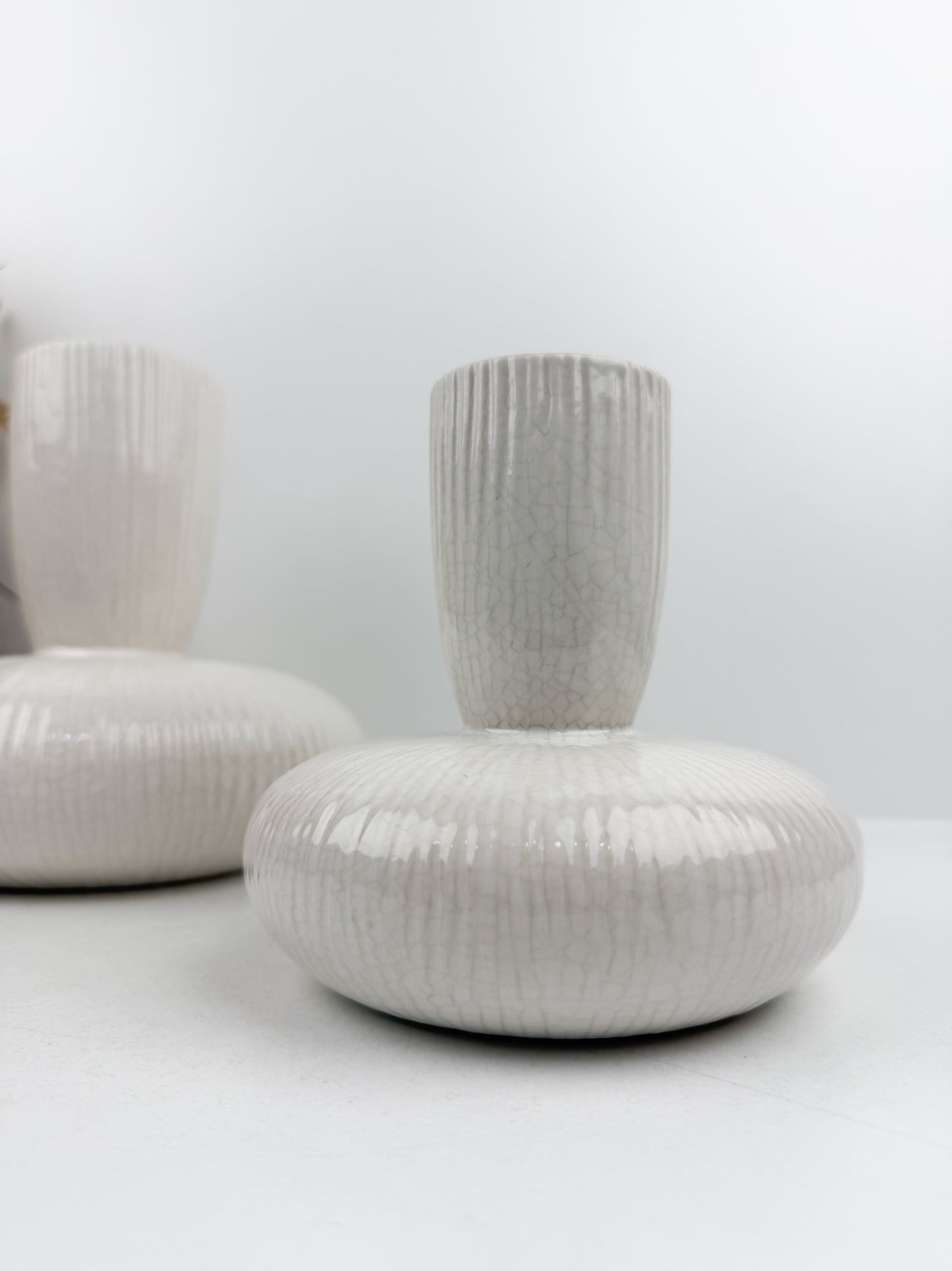 Duo de vases solitaires en céramique blanc cassé avec un col Strié.