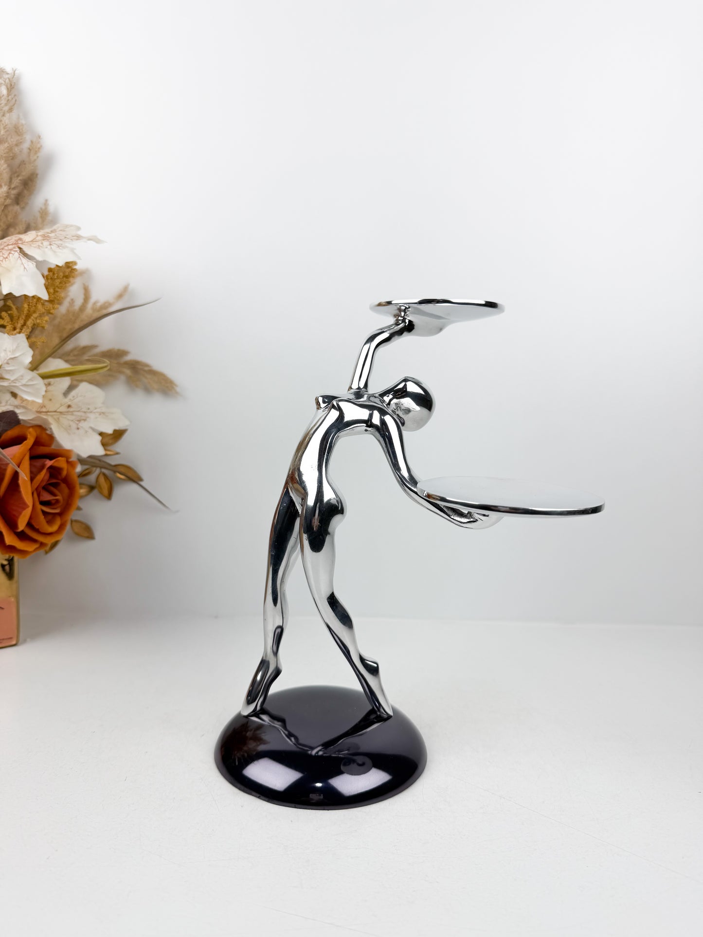 Porte-bougie élégant en forme de femme argentée façonné en cuivre de qualité