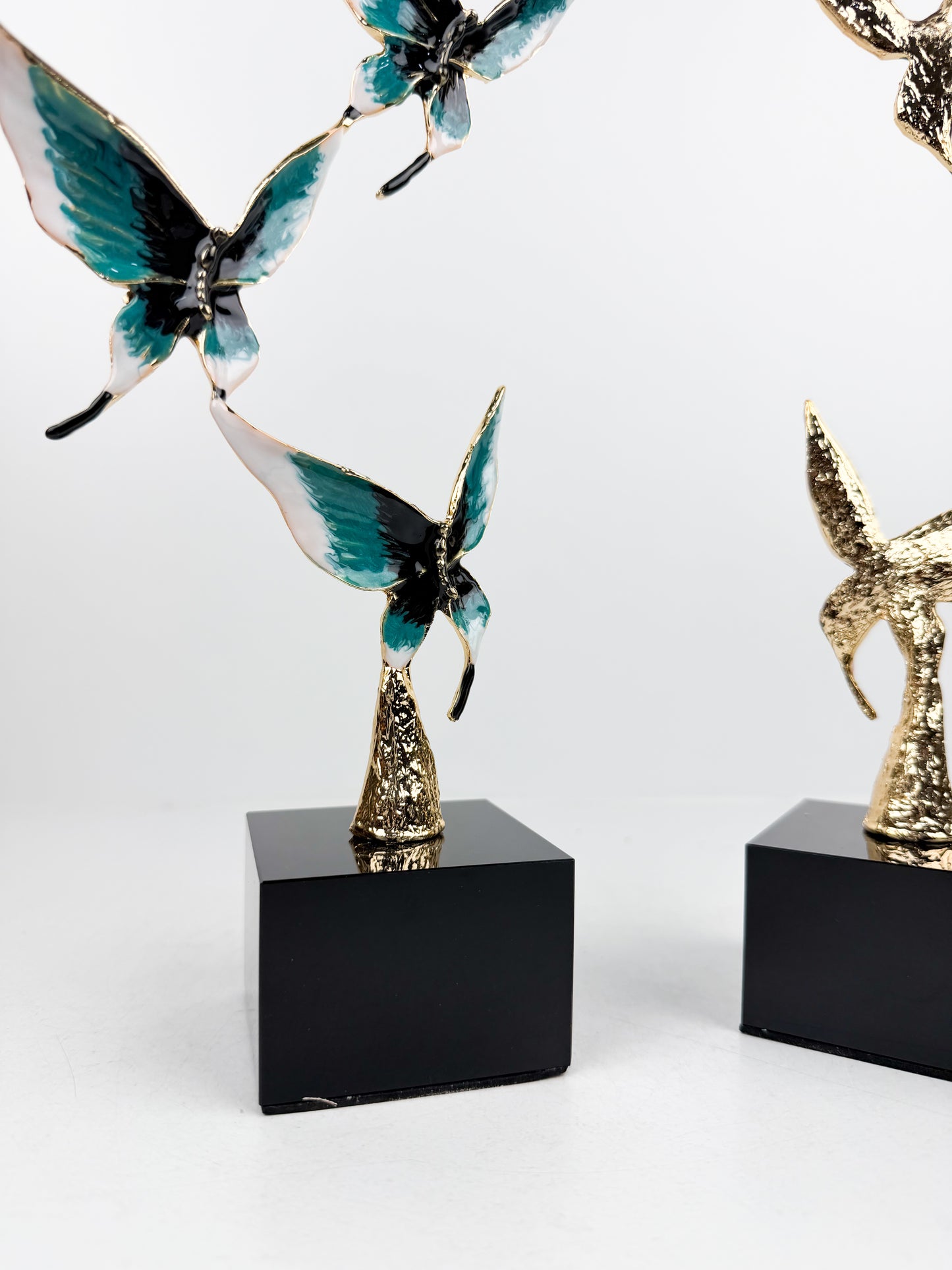 Sculptures décoratives de papillons stylisés  modernes incarnant l'élégance