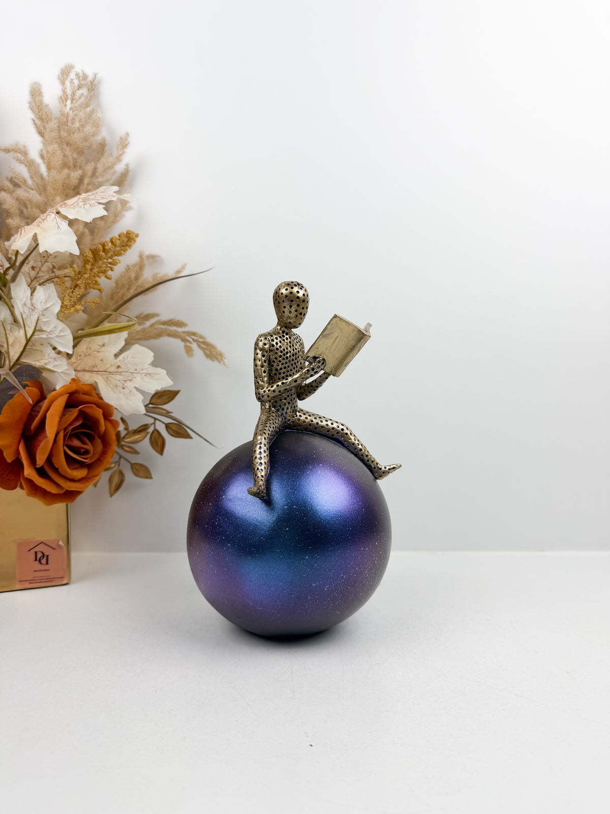 Statuette Décorative d'un liseur sur Sphère.