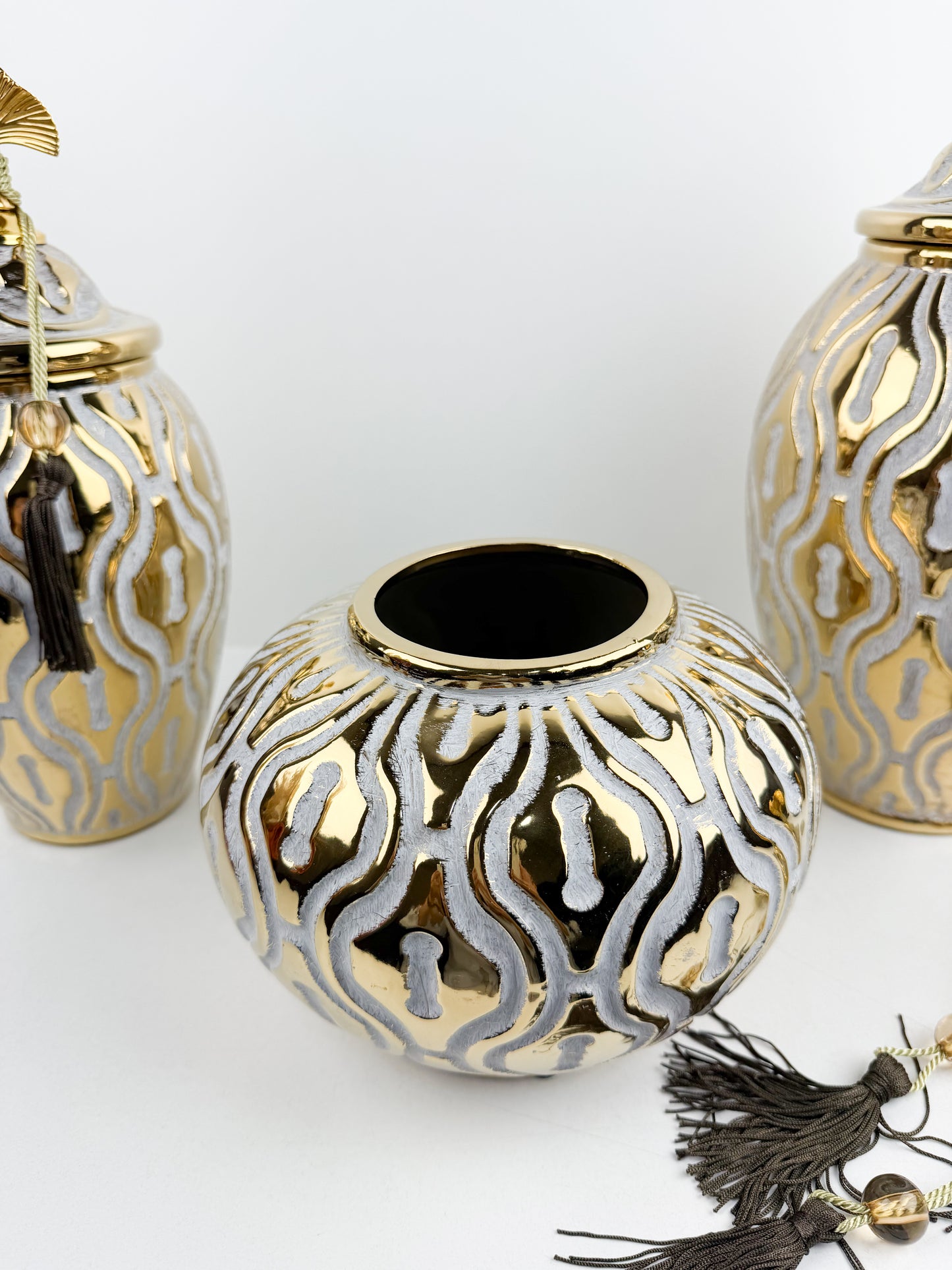 Trio de vases en céramique royale aux motifs floraux dorés