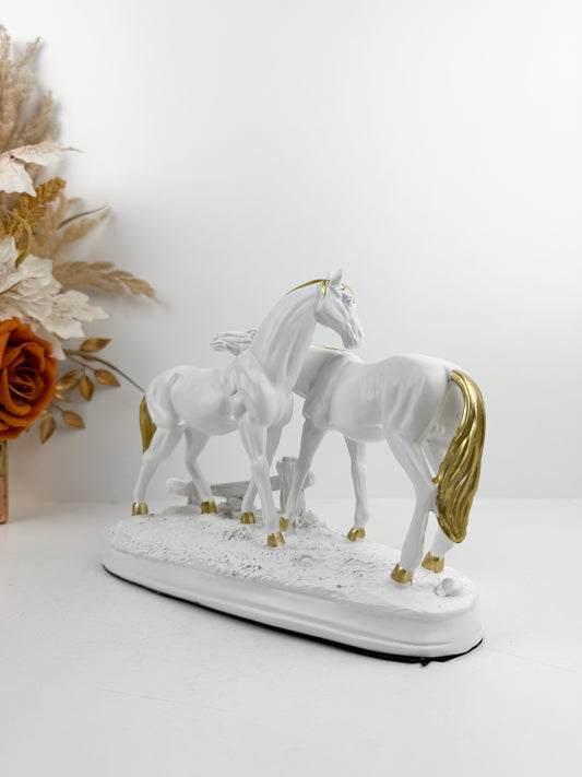 Sculpture élégante représentant un duo de chevaux blanc