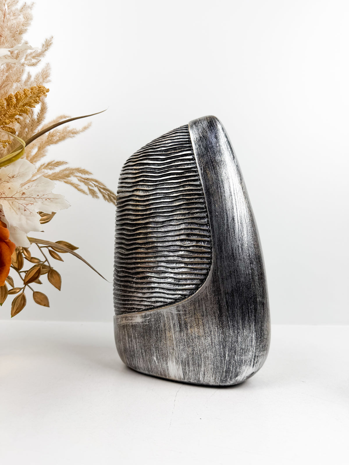 Vases décoratifs en résine aux finition texturée.