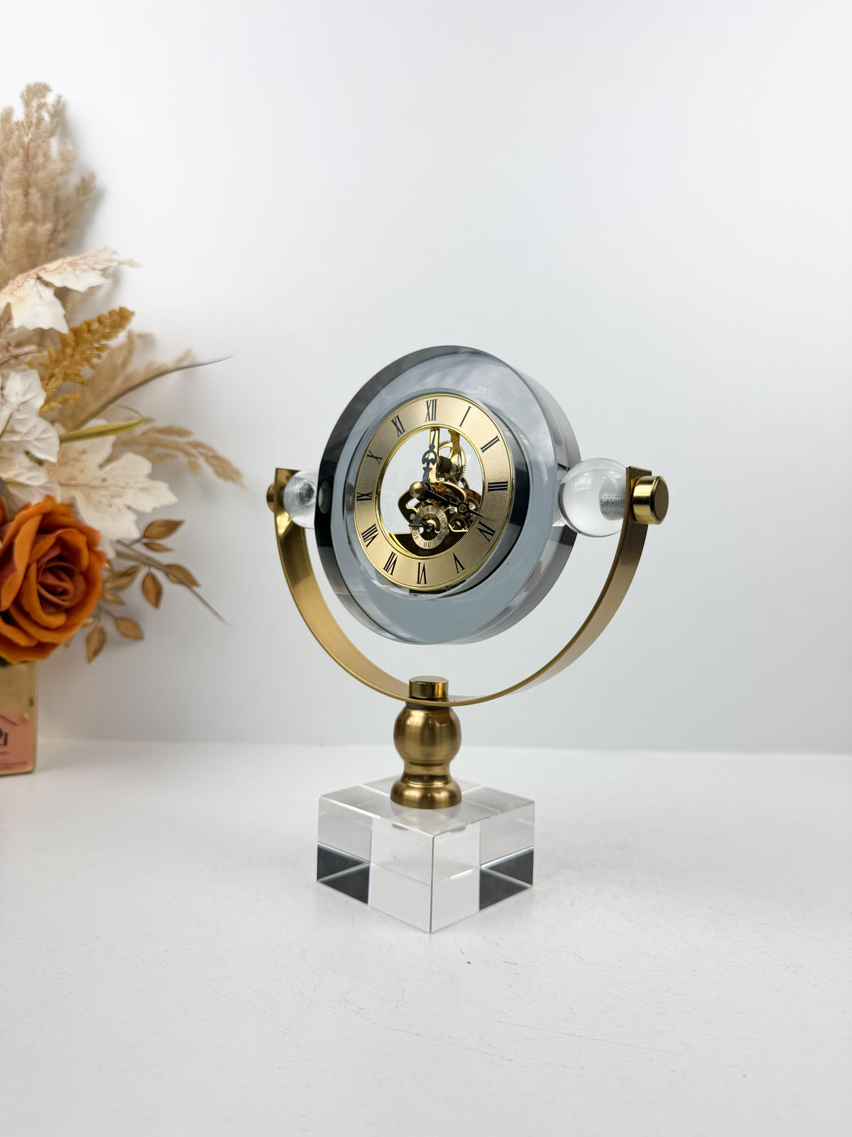 Horloge de Table en cristal métal doré élégant.