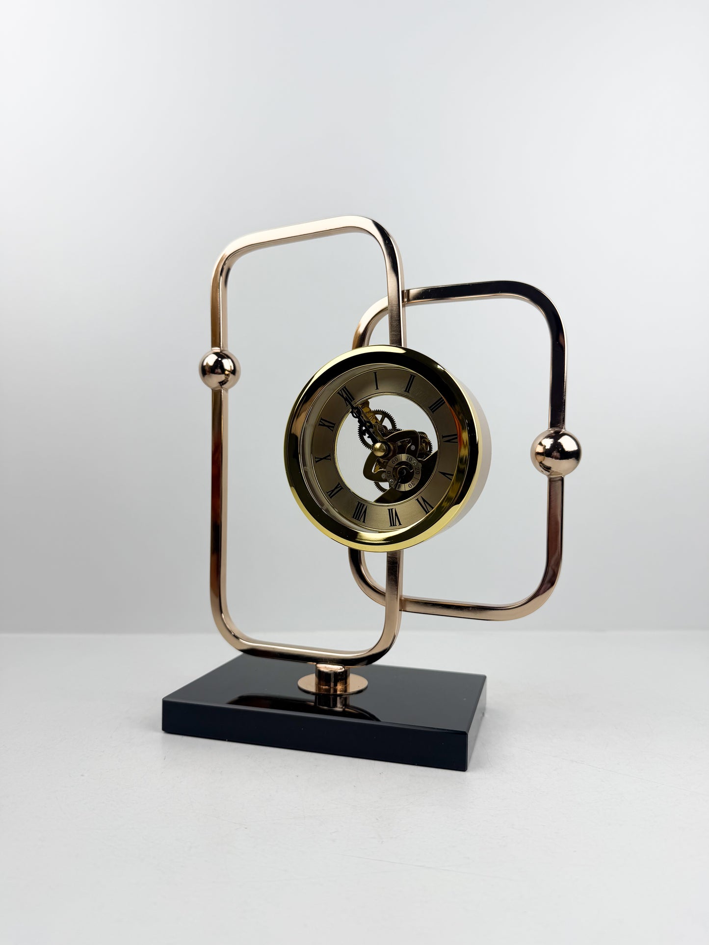 Horloge décoratif de luxe au design épuré et intemporel.