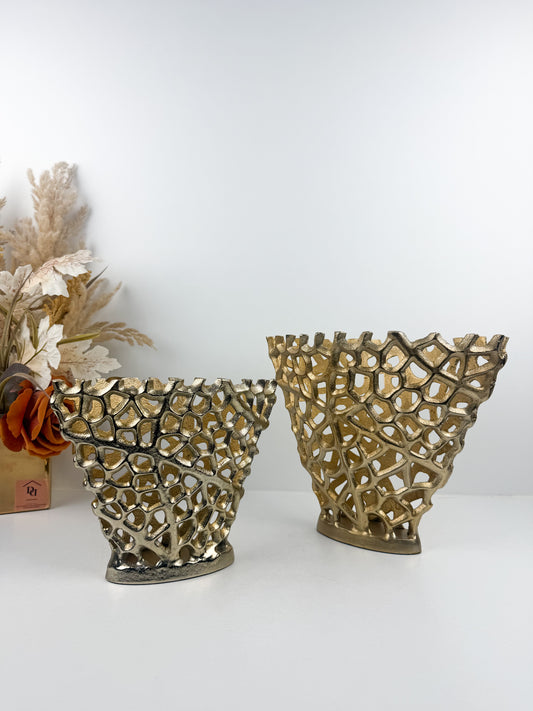 Vases décoratifs au design ajouré élégant, inspirés par la beauté naturelle du corail.