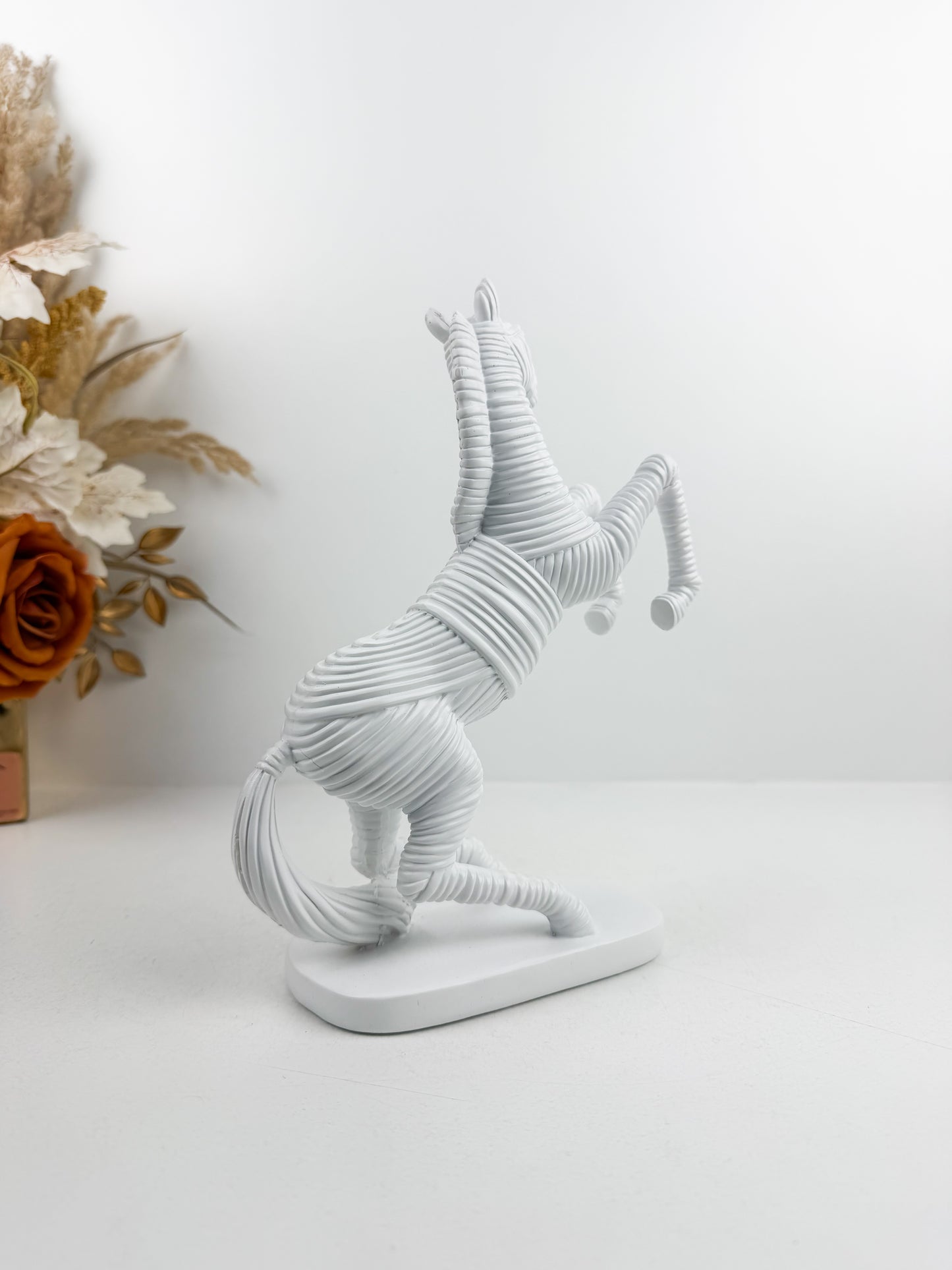 Sculpture de cheval blanc au style moderne