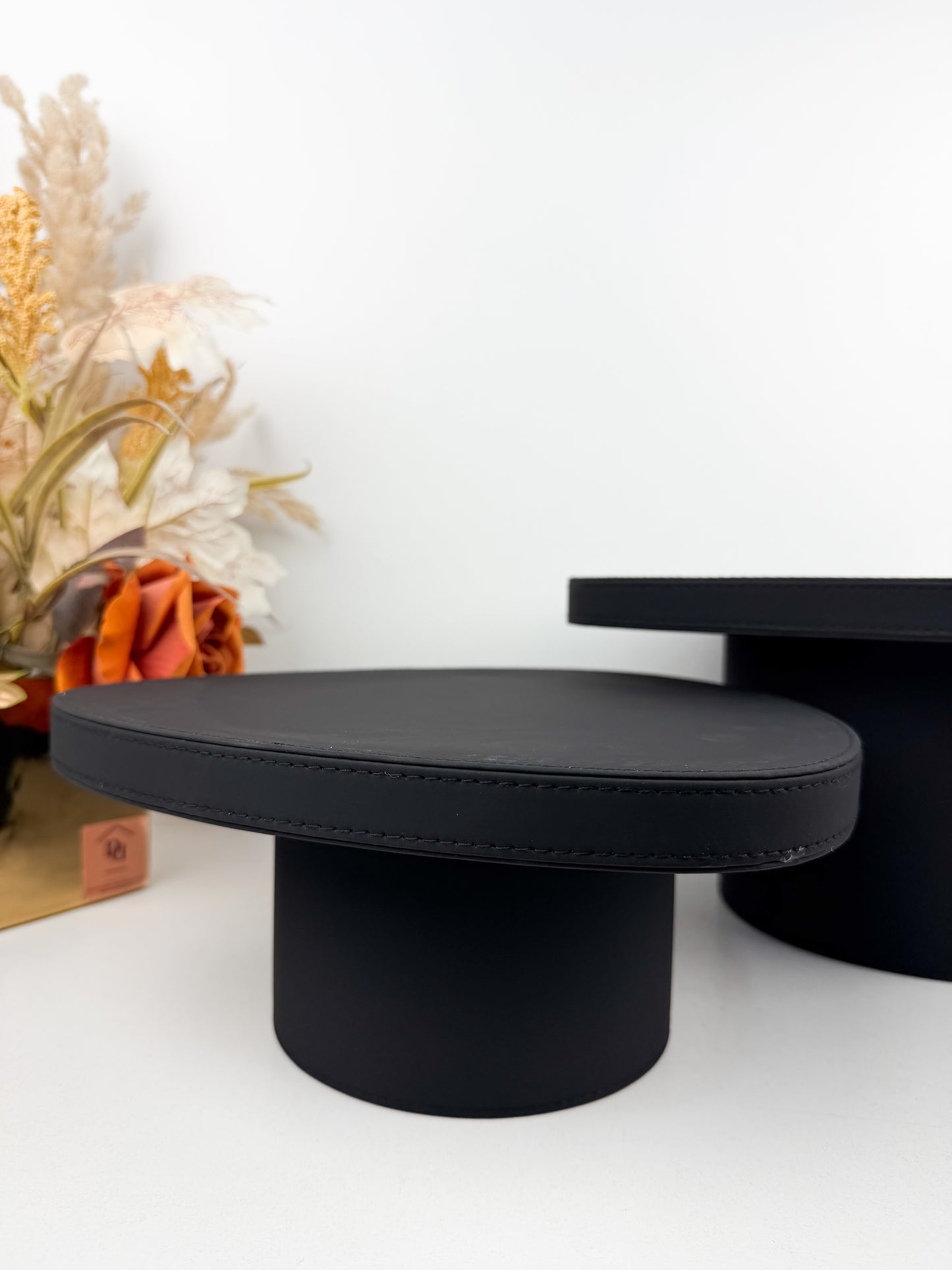 Supports décoratifs de présentation en cuir de haute qualité en forme de triangle