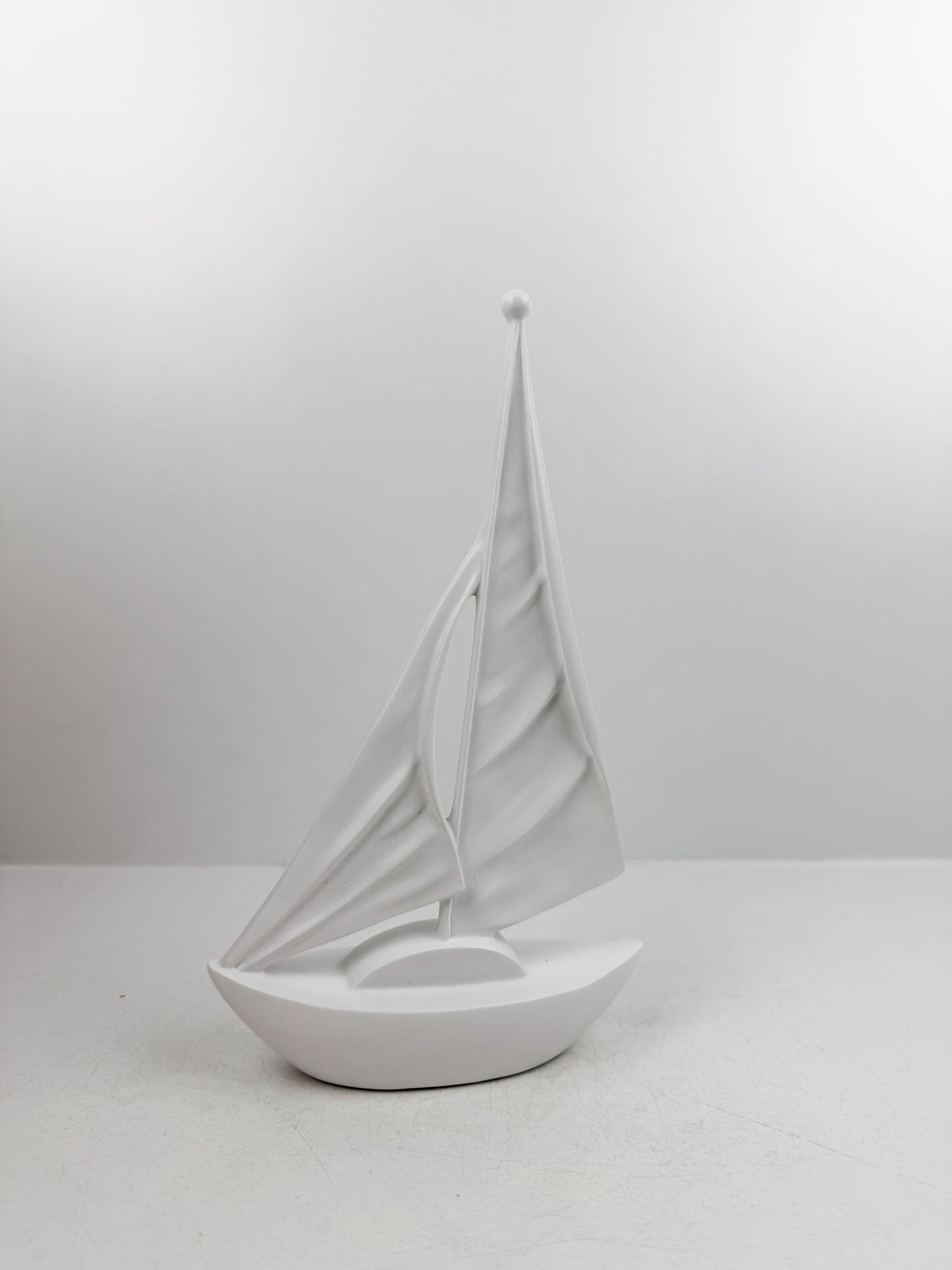 Voilier décoratif au design épuré