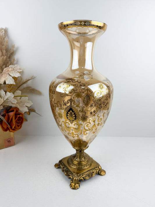 Grand Vase vintage en cristal ambré soufflé à la bouche incarne l'élégance intemporelle.