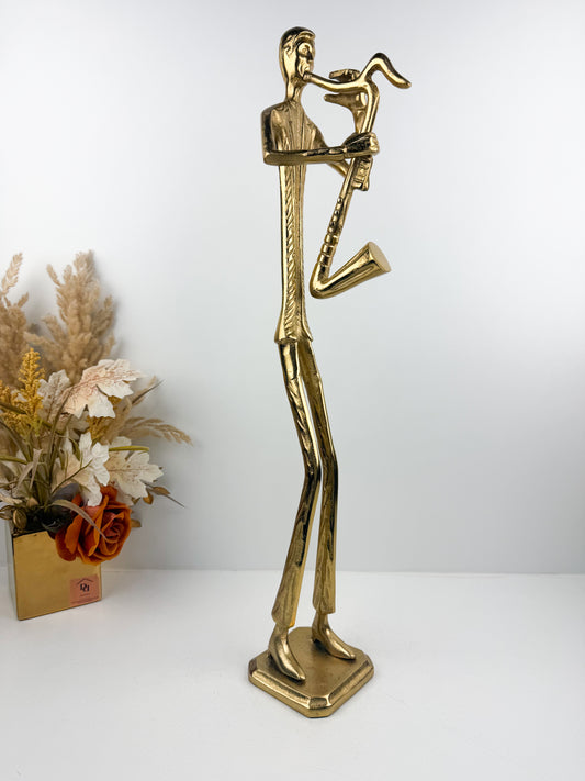 Figurine capture l'essence du jazz avec une interprétation artistique abstraite en métal