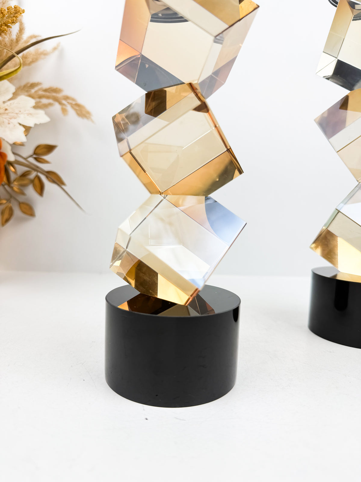 Duo de bougeoirs sculpturaux en cube cristal ambré.