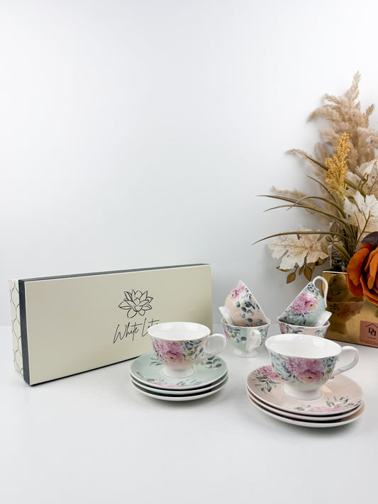 Ensemble élégant de six tasses à espresso de leurs sous-tasses assorties, aux motifs floraux,