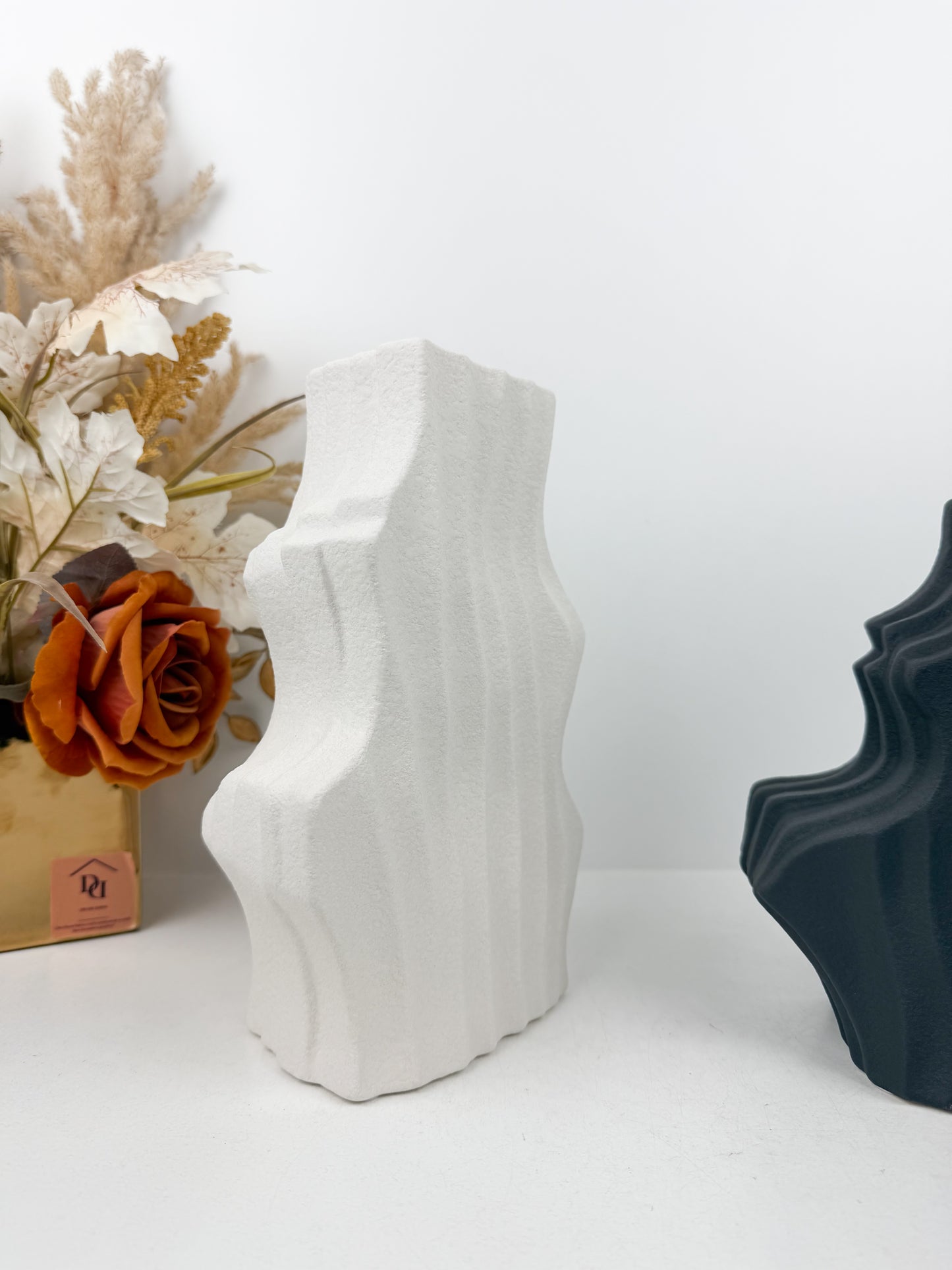 Duo de vases sculptural en céramique alliant élégance et luxe