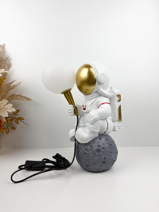 Lampe figurine décorative allie style spatial et charme ludique