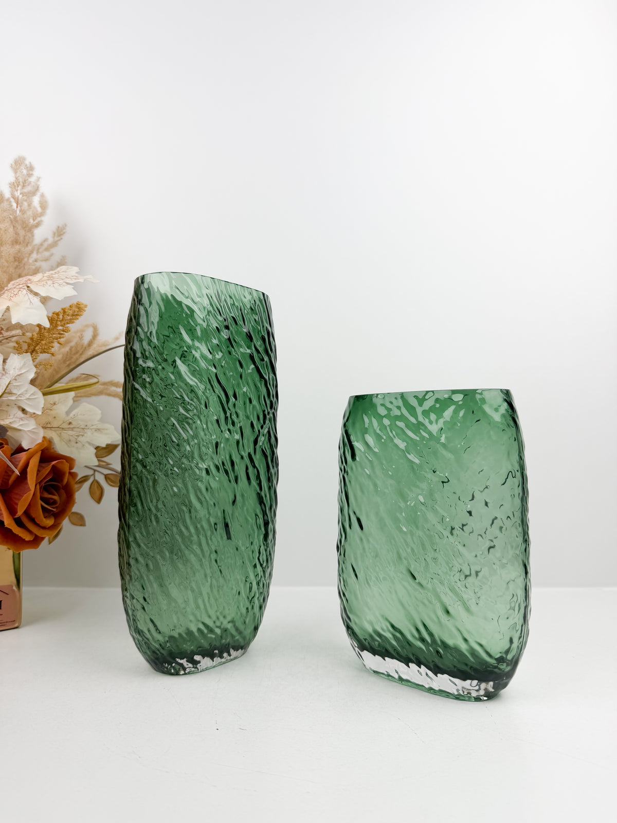 Duo de vases décoratifs en vert élégants.