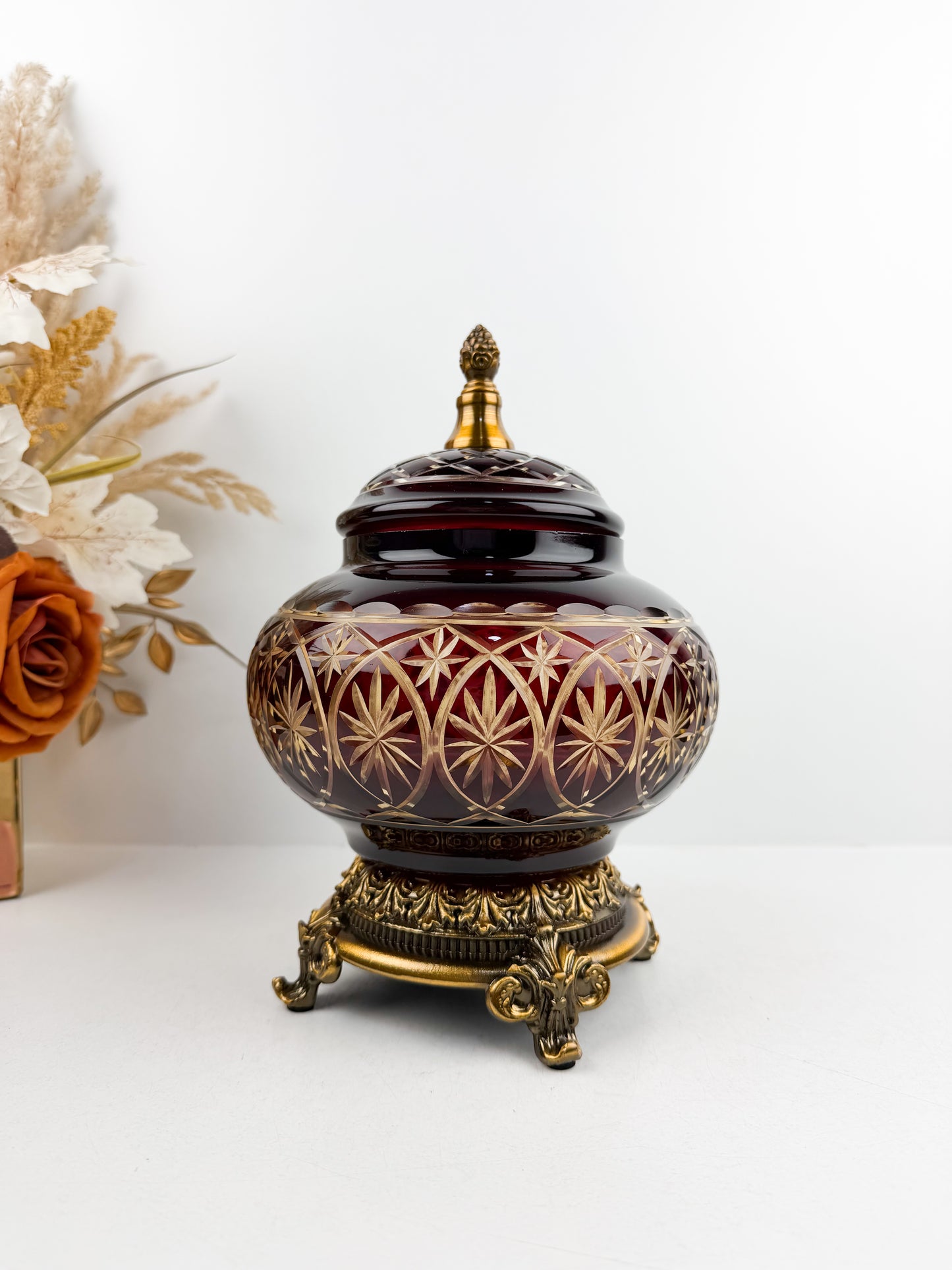 Bonbonnière décorative rouge rubis sur pied en bronze massif