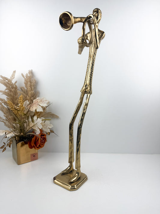 Figurine élégante d'un musicien jouant de la trompette en métal