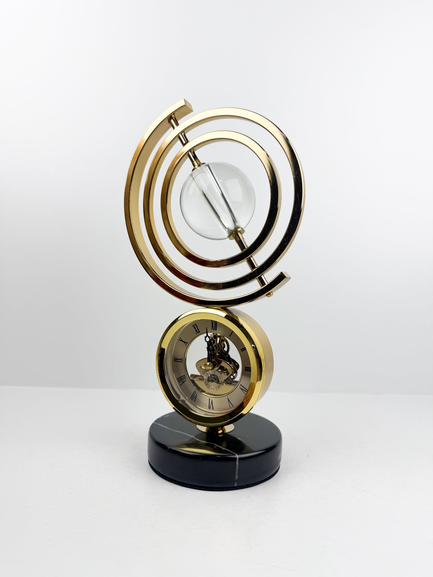 Horloge de table décorative luxueuse au design sphère sophistiqué