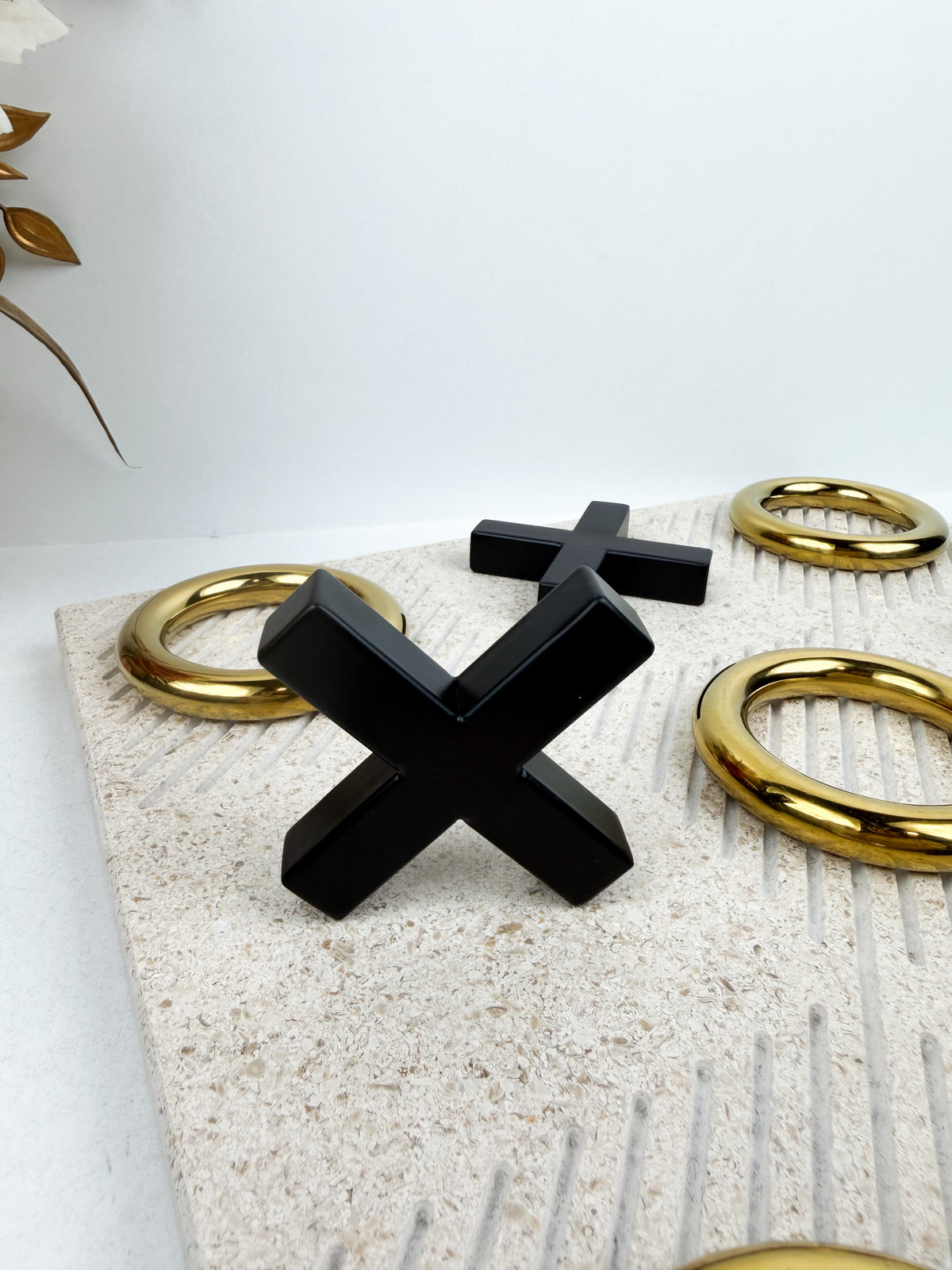 Jeu du Morpion Sculptural Luxe en marbre haut de qualité.